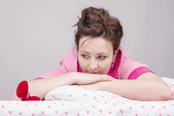 Meisje teleurgesteld van gedoneerd aan haar ringen — Stockfoto