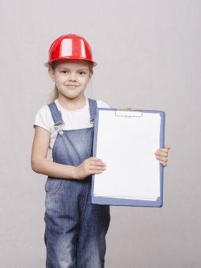 kask ve bir klasör içinde çocuk portresi