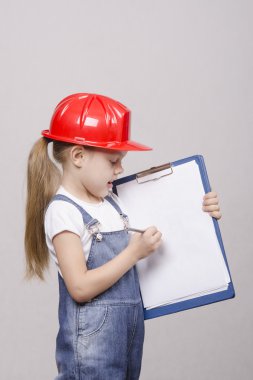 Çocuk mühendis bir kağıdın içinde gösterir.