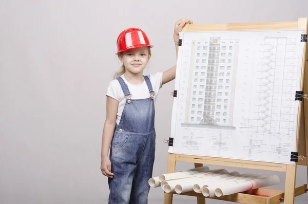 Het kind in helm loopt in de buurt van — Stockfoto