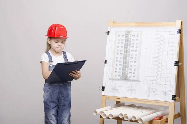 De constructor kind loopt in de buurt van — Stockfoto