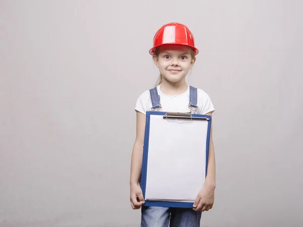 El niño en un casco y con la carpeta de sus manos — Foto de Stock