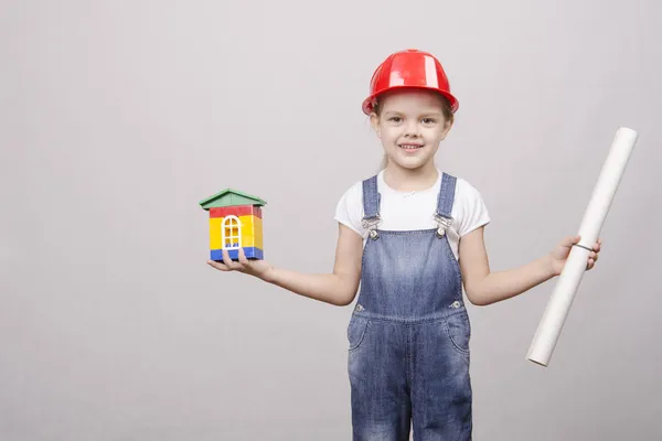 Flicka builder håller hus och ritning — Stockfoto