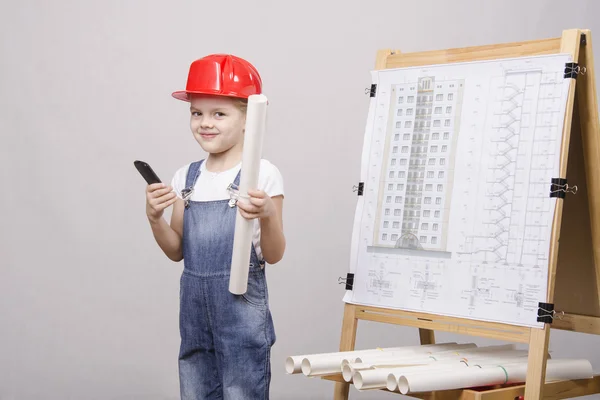 Kind staat een telefoon op blackboard met tekening — Stockfoto