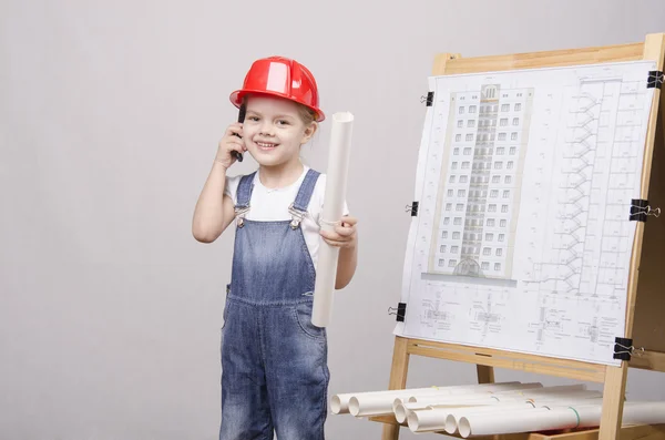 Kind tekenen bij board, praten over de telefoon — Stockfoto