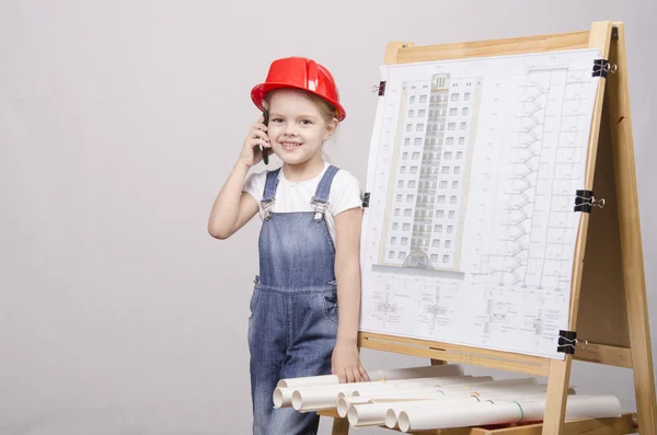 携帯電話で話している子供ビルダー — ストック写真