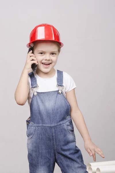 Детский строитель разговаривает по телефону — стоковое фото