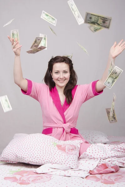 Kızı yatağa düşen banknot üzerinde — Stok fotoğraf
