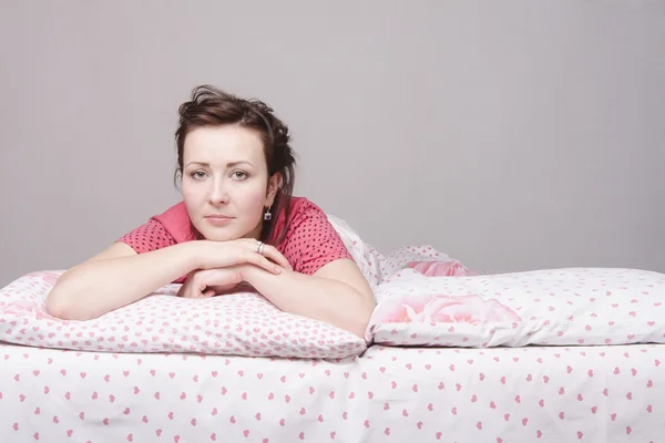 Joven chica es triste uno en la cama — Foto de Stock