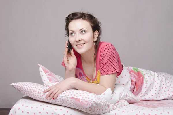 Girl smiles talking on phone — Stock Photo, Image