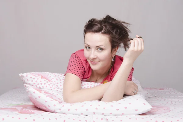 Молодая красивая девушка в постели — стоковое фото