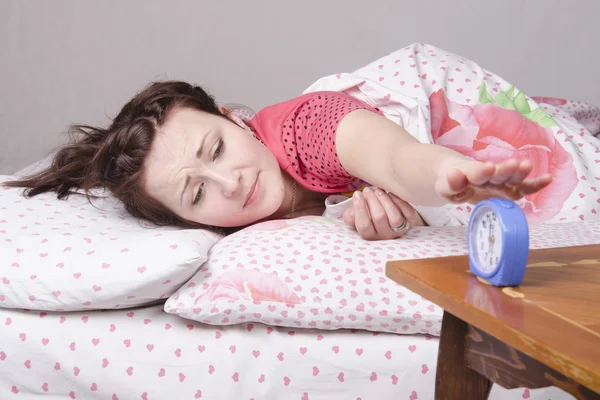 La chica sonando fuera del reloj en la mañana — Foto de Stock