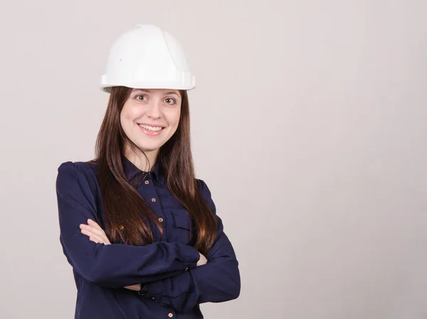 Retrato de especialista confiante em capacete — Fotografia de Stock