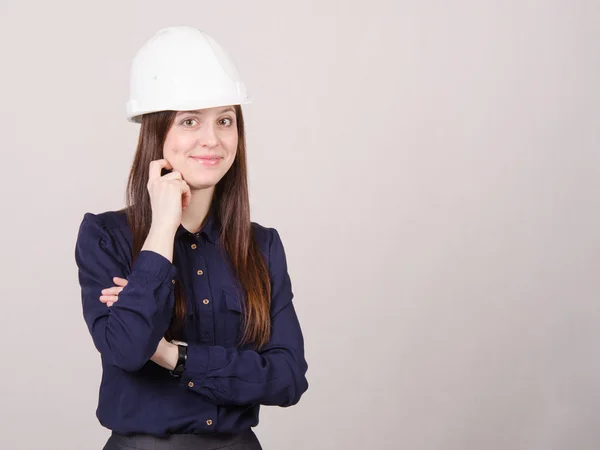 Retrato de una hermosa joven en casco de veinticinco — Foto de Stock