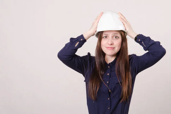 Frustriertes junges Mädchen legte ihre Hände auf seinen Helm — Stockfoto