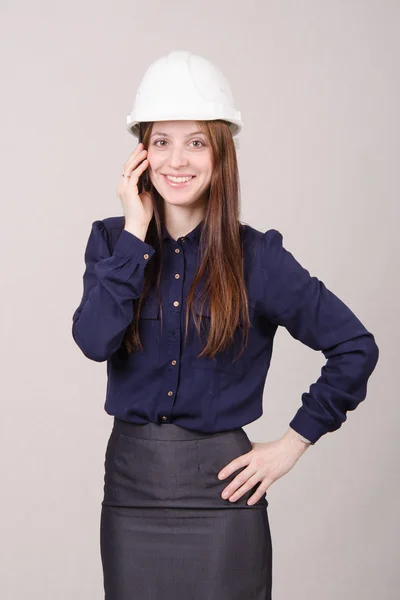 Menina bonita no capacete falando no telefone — Fotografia de Stock