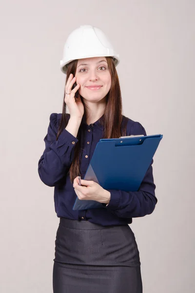 Byggnadsarbetare som pratar med en kund på telefon — Stockfoto