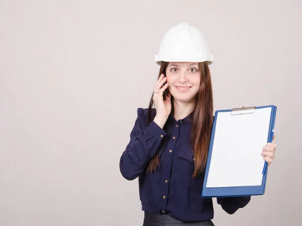 Chica hablando por teléfono con una carpeta en las manos — Foto de Stock