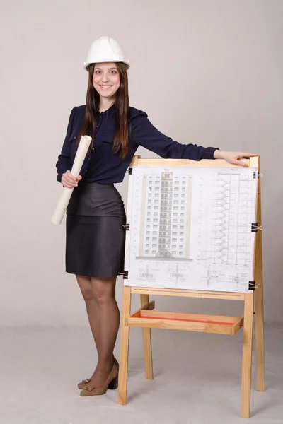 Молодая студентка, стоящая рядом с проектом — стоковое фото