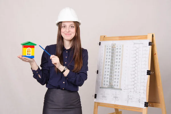 Chica da una presentación del nuevo edificio de varios pisos — Foto de Stock