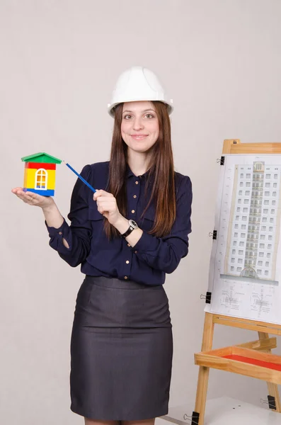 Девушка рекламирует новое многоэтажное здание — стоковое фото