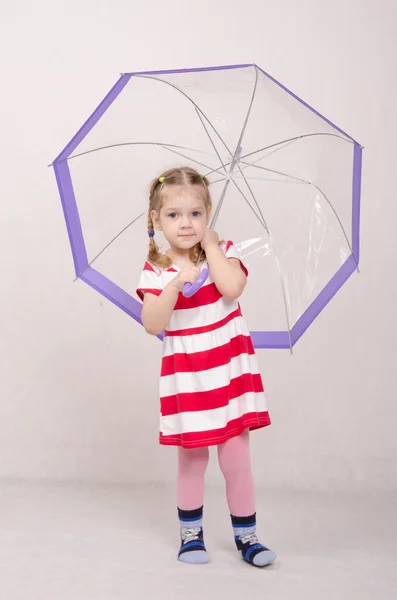 Potret seorang gadis tiga tahun dengan payung — Stok Foto
