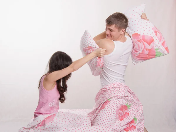 Husband beats his wife pillow — Stock Photo, Image