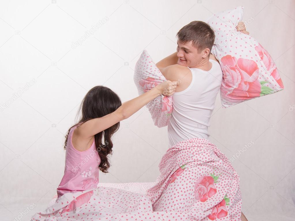 Девушки бой подушками загрузить