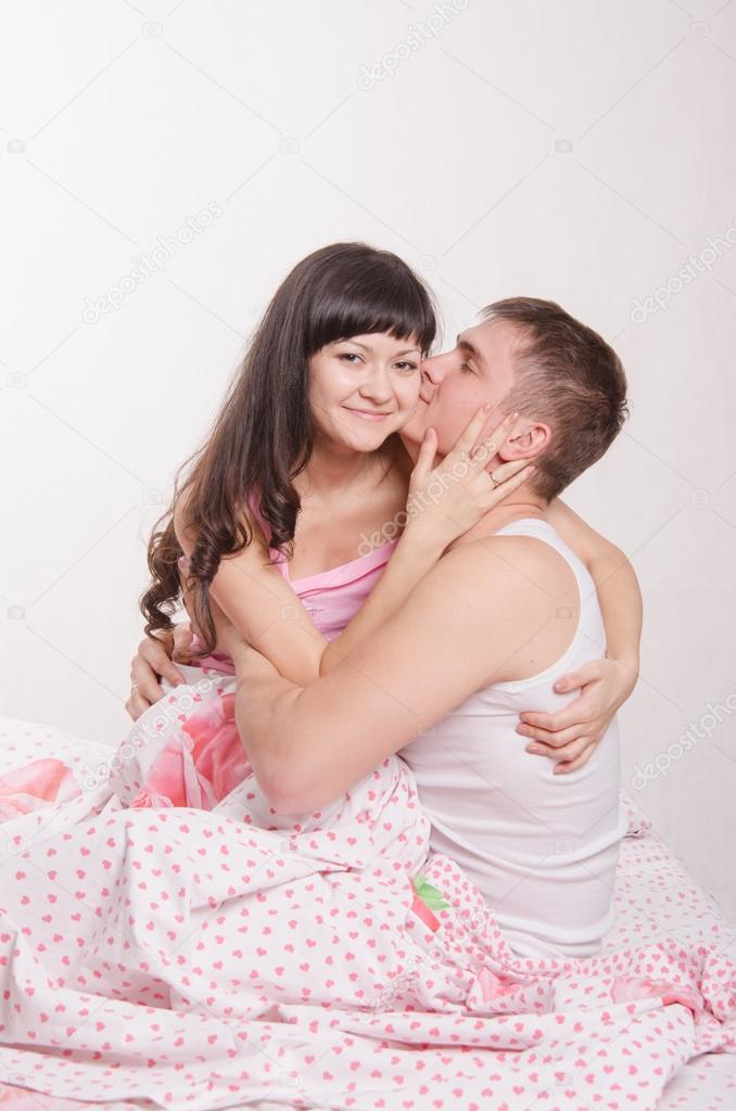 Boy kiss girl in bed — img 2