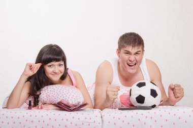 adam futbol fanatik eşi zaten deli gider seyreder