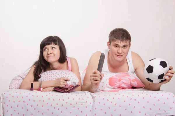 Girl tired of her husband's fanatical football fans — Stock Photo, Image