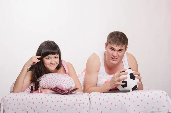 Masculino fã de futebol, esposa odeia este jogo — Fotografia de Stock