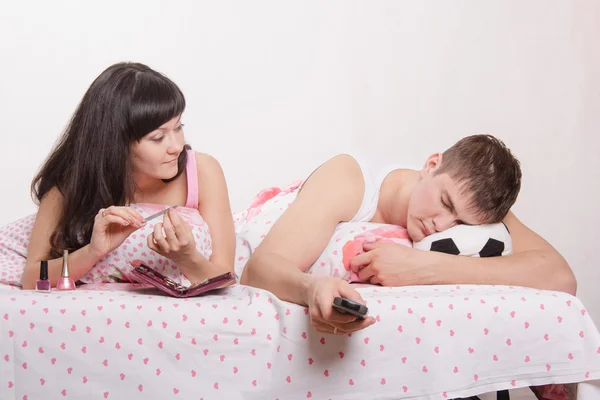 Wife looks at her husband sleeping football fan — Stock Photo, Image