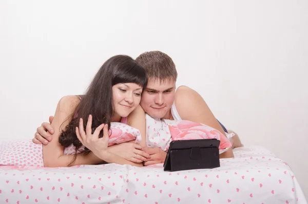 Jovem casal se divertindo assistindo um filme em placa — Fotografia de Stock