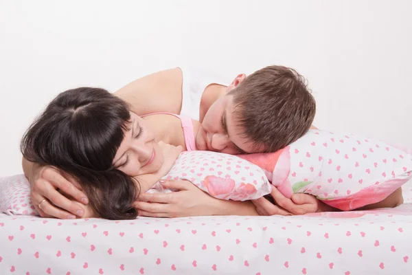 Dois jovens dormem na cama e vêem sonhos agradáveis — Fotografia de Stock