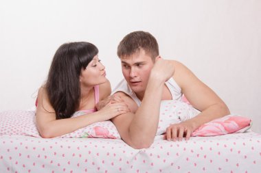 vrouw aan haar man omhoog zuigen