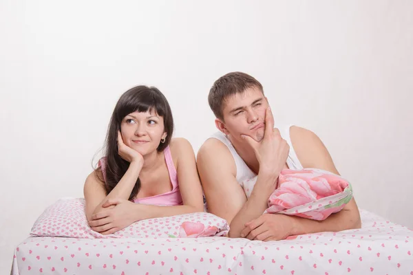 Girl and guy lying in bed dreaming — Stock Photo, Image