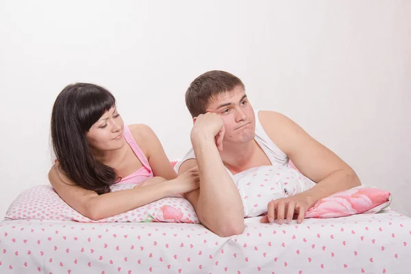 丈夫被激怒了他的妻子，躺在床上休息 — 图库照片