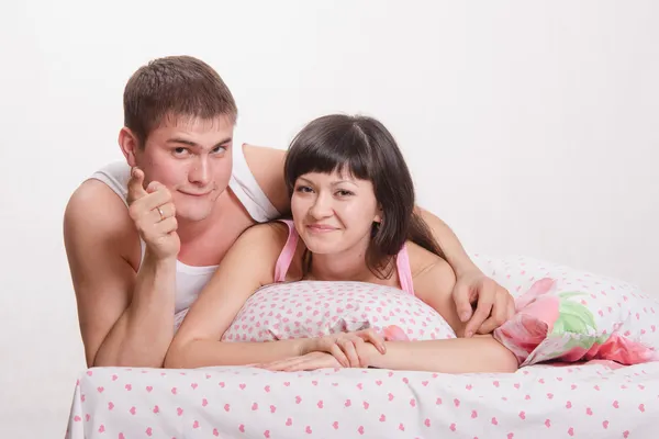 Gelukkig man en vrouw in bed — Stockfoto