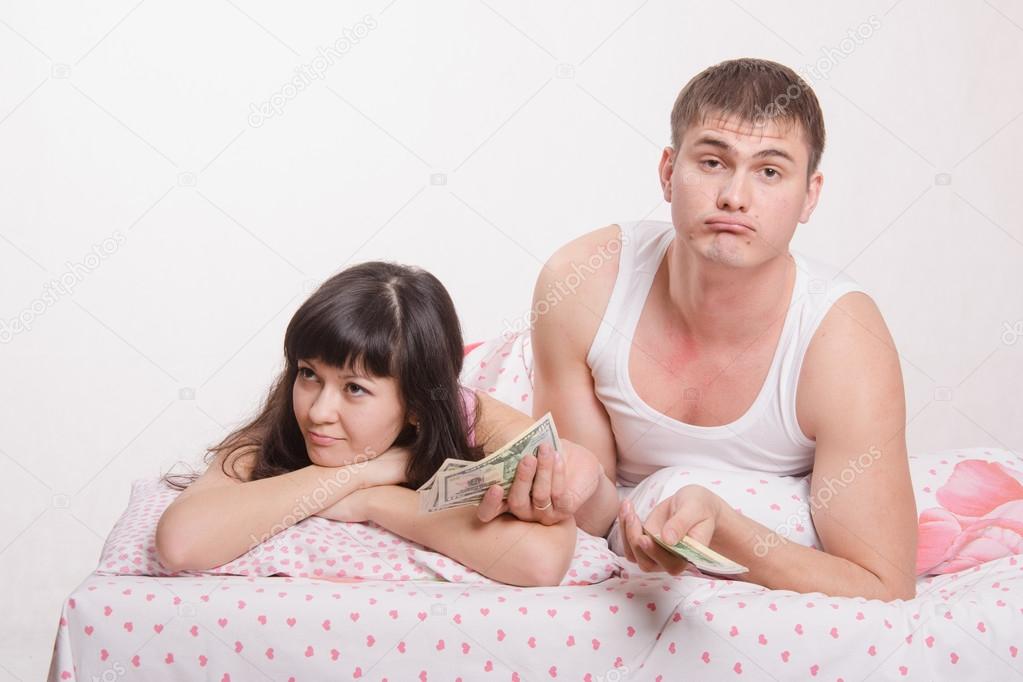 young couple is not enough money to buy an apartment