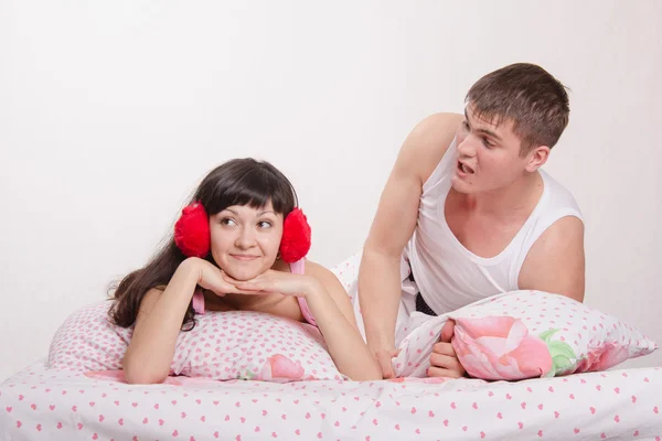 The husband yells at his wife in headphones — Stock Photo, Image