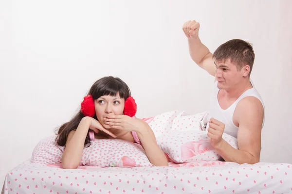 Homem em disputa pronto para bater uma menina — Fotografia de Stock