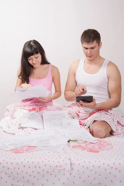 Newlyweds make out invoices and bills for rent — Stock Photo, Image