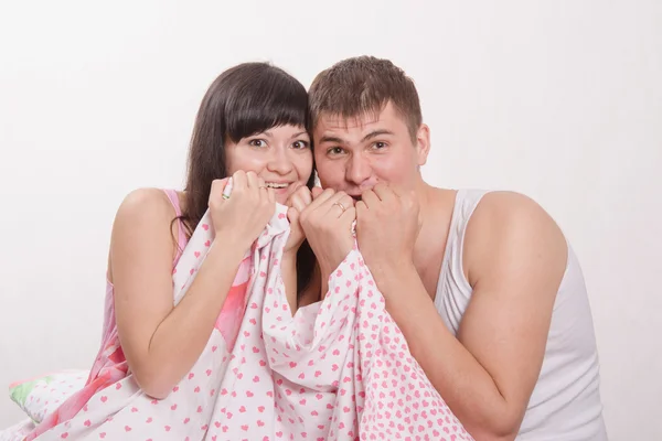 Ungt par omfattas hennes ansikte med ett täcke av rädsla — Stockfoto