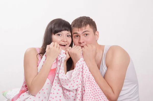 Jeune couple regarder l'horreur à la télévision — Photo