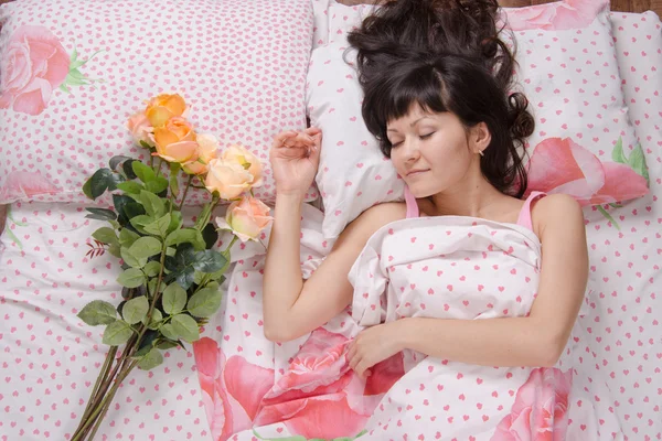 Mädchen gab Blumen im Bett — Stockfoto