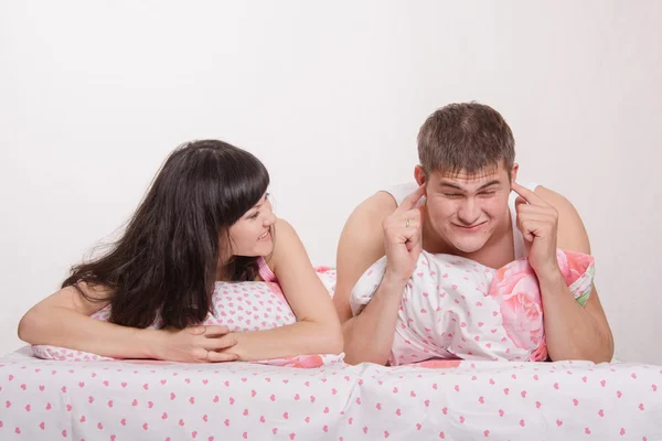 Normaler Streit im Bett Mann und Frau Stockfoto