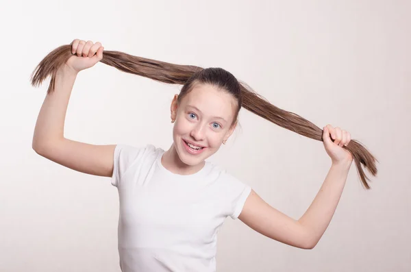 Menina retrato de doze em um humor positivo — Fotografia de Stock