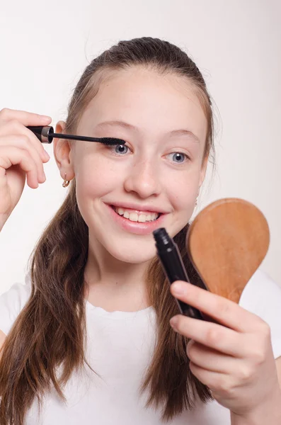 Teenager paints eyelashes mascara — Stock Photo, Image