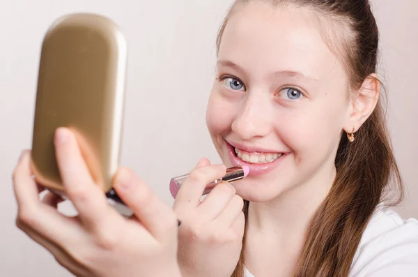 Teenie-Mädchen bemalt Lippen mit Lippenstift — Stockfoto